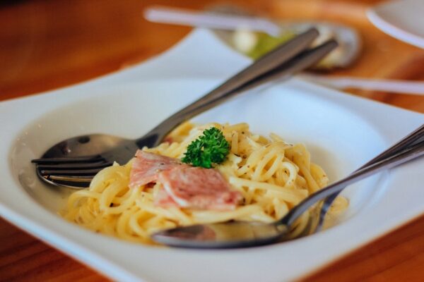 Orginalna italijanska pasta karbonara gotova za 15 minuta / RECEPT